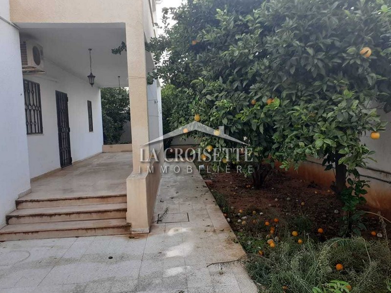 Villa s+7 avec piscine à la Soukra 